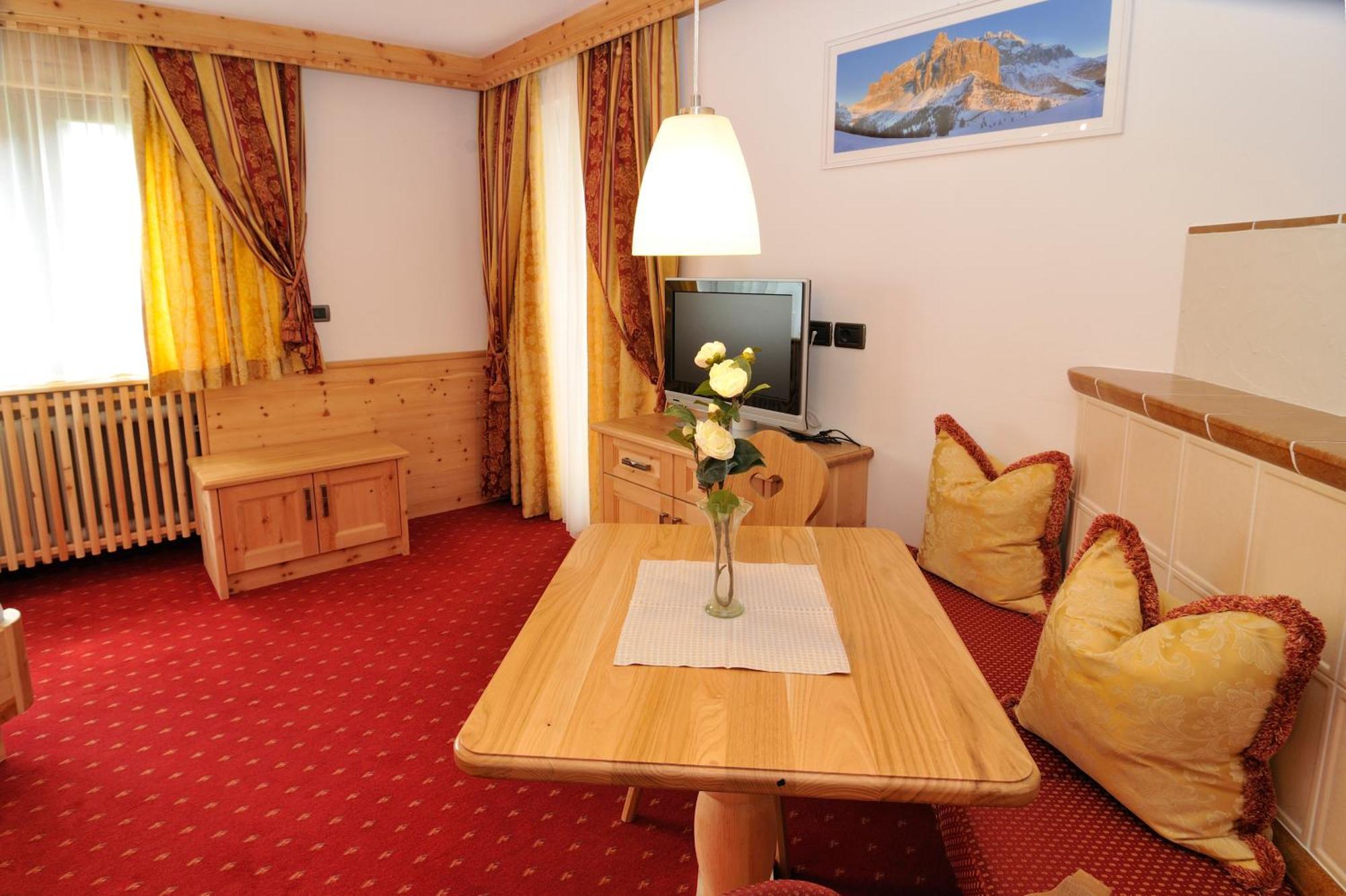 Garni Hotel Iris Selva di Val Gardena Exterior foto
