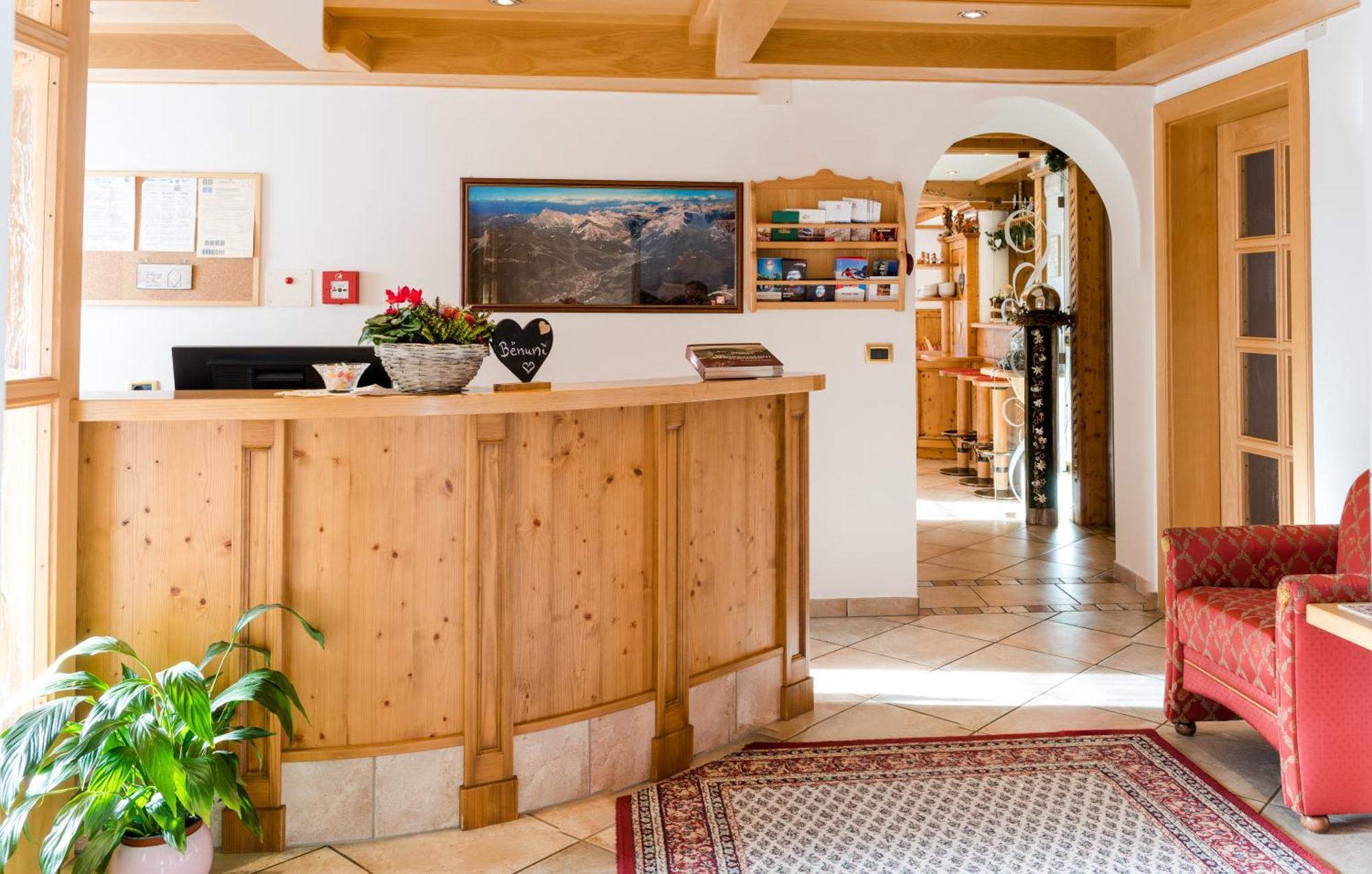 Garni Hotel Iris Selva di Val Gardena Exterior foto